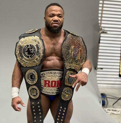 Jonathan Gresham como Campeón Mundial PROGRESS y Campeón Mundial Absoluto ROH - ROH