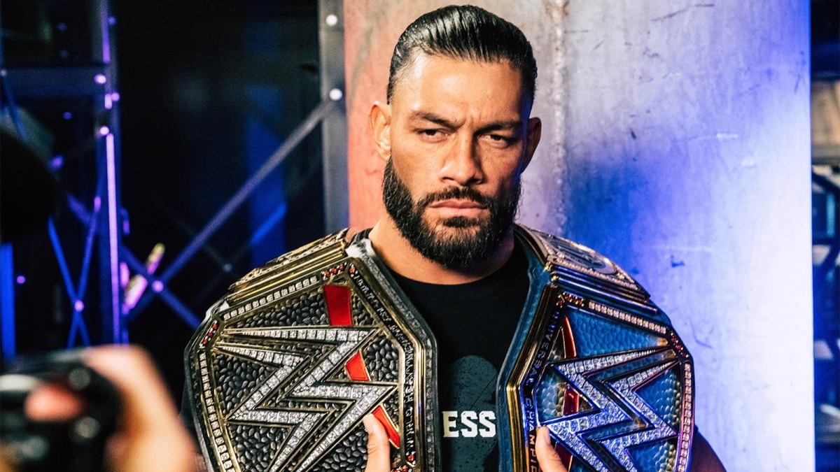 Roman Reigns como Campeón Universal Indiscutible WWE en el episodio de SmackDown del 8 de abril de 2022 - WWE