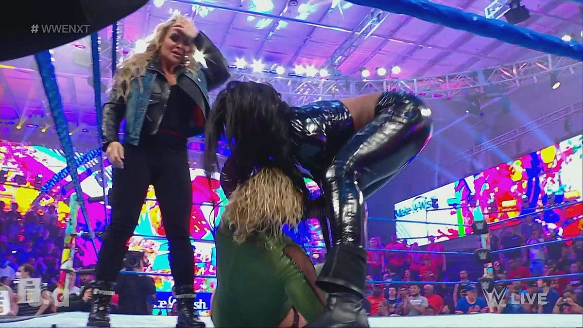 Natalya y Lash Legend atacando a Nikkita Lyons - WWE NXT 26 de abril 2022