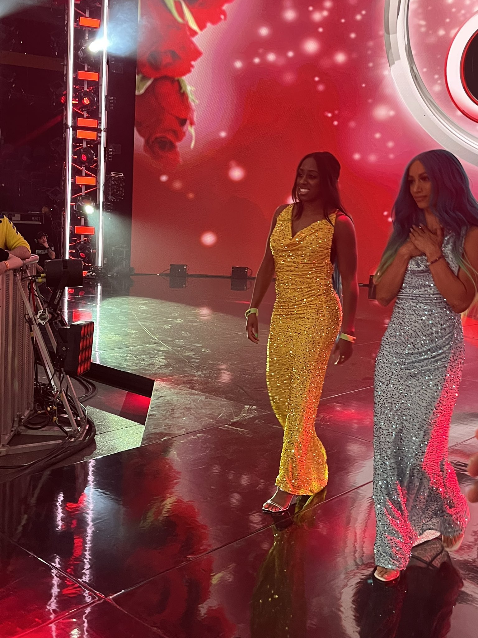 Sasha Banks y Naomi como damas de honor - WWE Raw