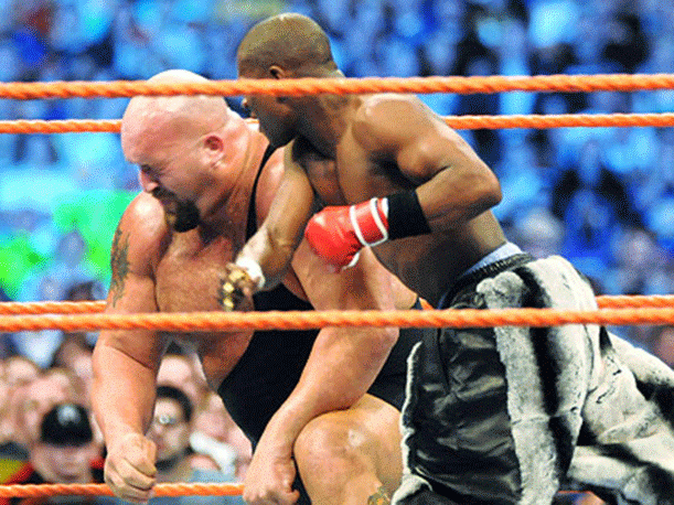 Floyd Mayweather golpea con un puño de hierro a Big Show para vencerlo en WrestleMania 24