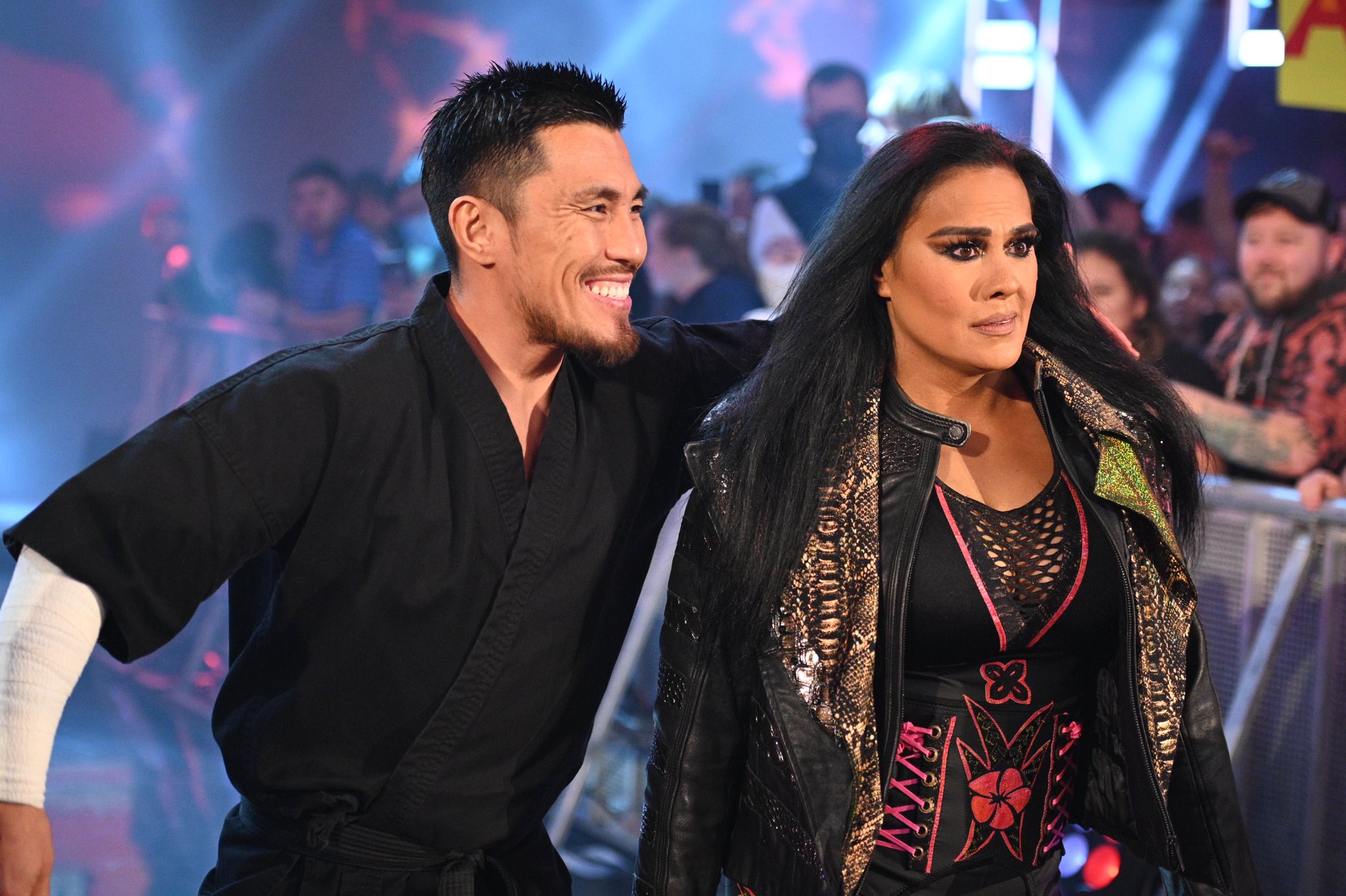 Akira Tozawa junto a Tamina en WWE