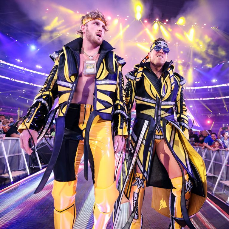 The Miz y Logan Paul entrando juntos en WrestleMania 38