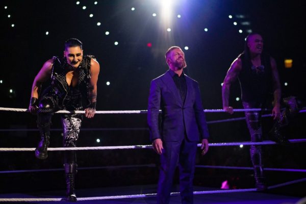The Judgment Day (Edge, Damian Priest y Rhea Ripley) en WWE Raw