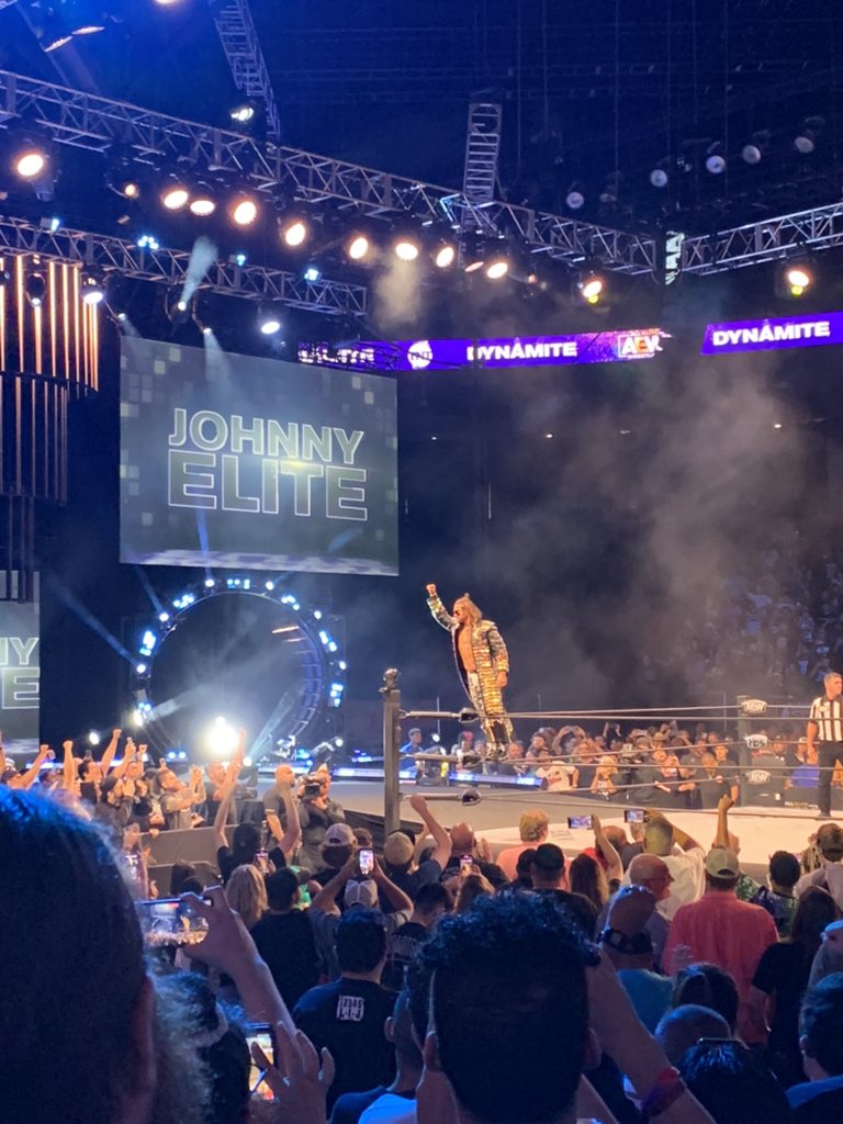 John Hennigan debuta como Johnny Elite en AEW Dynamite en mayo de 2022