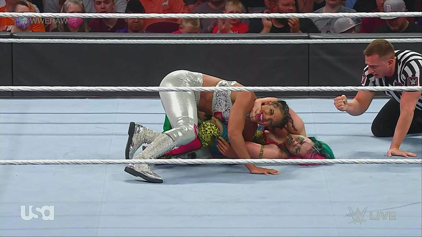 Bianca Belair y Asuka - WWE Raw 30 de mayo 2022