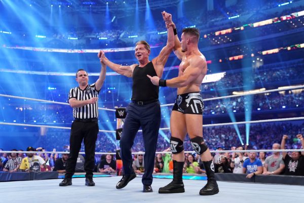 Austin Theory festejando con Vince McMahon en WrestleMania 38
