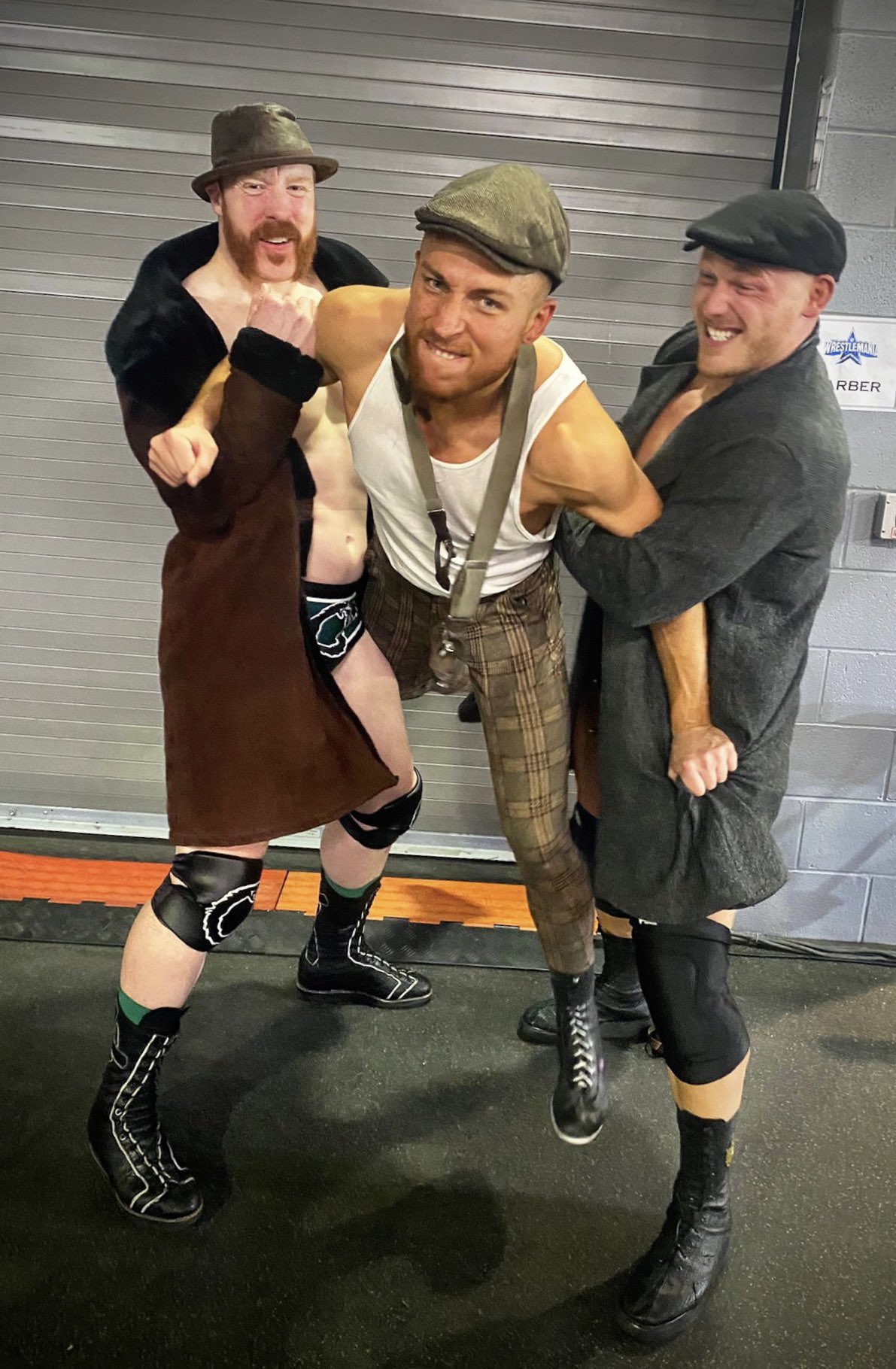 Sheamus, Butch y Ridge Holland bromeando tras bastidores en WWE Sheamus, Butch y Ridge Holland bromeando tras bastidores en WWE