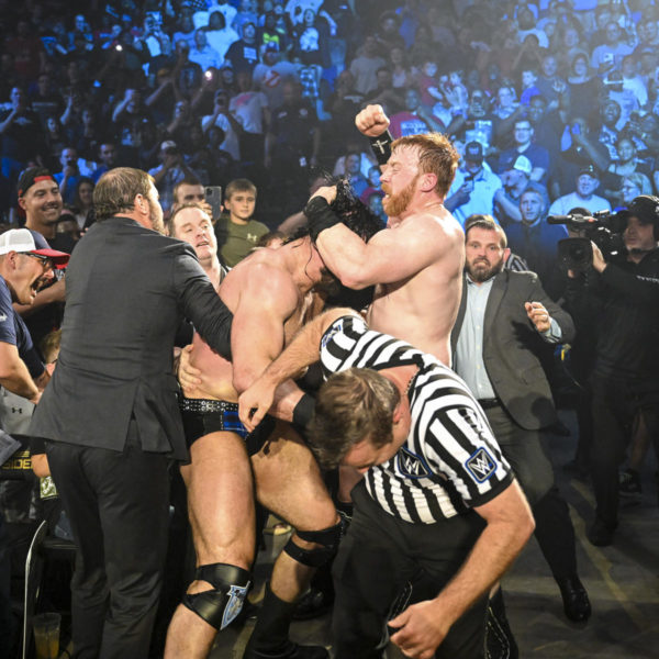 Sheamus y Drew McIntyre peleando entre el público en WWE SmackDown
