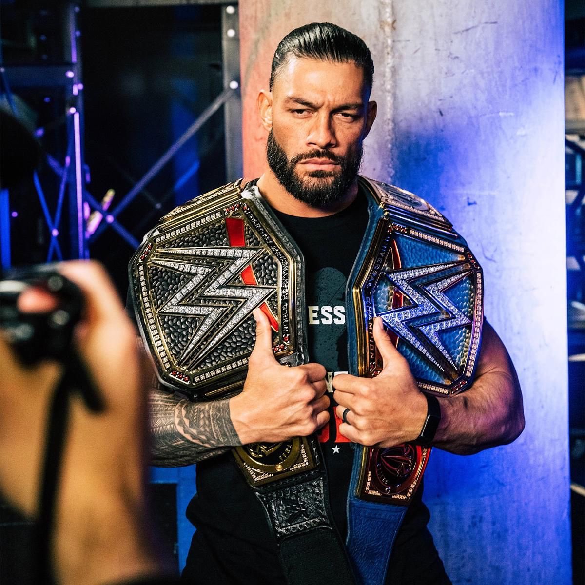 Roman Reigns como Campeón Unificado WWE