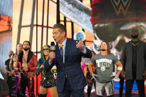 Vince McMahon hablando delante de muchas Superestrellas de WWE Vince McMahon hablando delante de muchas Superestrellas de WWE
