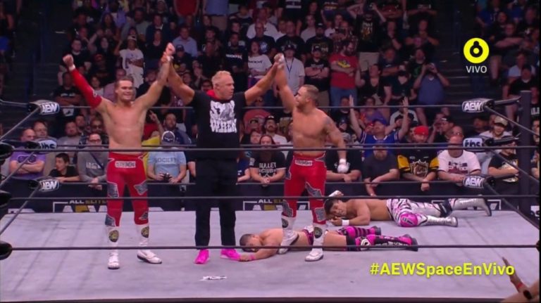 Billy Gunn y sus hijos Austin Gunn y Colten Gunn tras atacar a The Acclaimed (Max Caster y Anthony Bowens) en AEW Dynamite (06/07/2022) / AEW