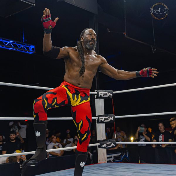 Booker T regresa al ring en su empresa Reality of Wrestling (09/07/2022) / Twitter.com/BookerT5x