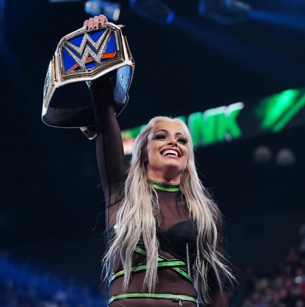 Liv Morgan nueva Campeona SmackDown tras canjear el Maletín de Money in the Bank 2022 y vencer a Ronda Rousey en el evento premium WWE Money in the Bank 2022 (02/07/2022) / WWE