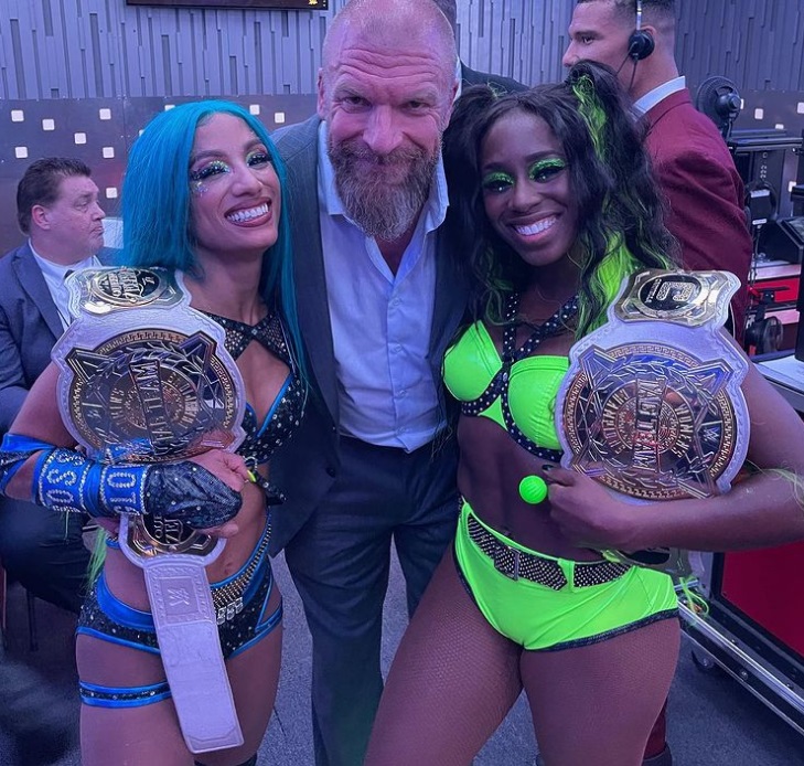 Sasha Banks, Triple H y Naomi en WrestleMania 38 / Twitter.com/sashabankswwe