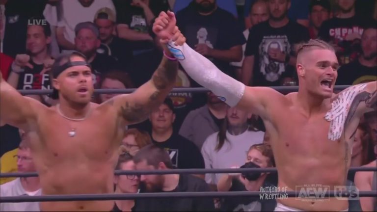 Austin Gunn celebra con Colten Gunn que este venció a su padre Billy Gunn en AEW Dynamite (24/08/2022) / AEW