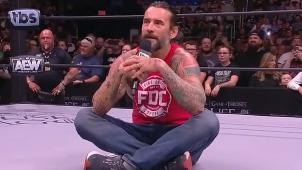 CM Punk en el episodio de AEW Dynamite del 17 de agosto de 2022 - AEW CM Punk en AEW Dynamite