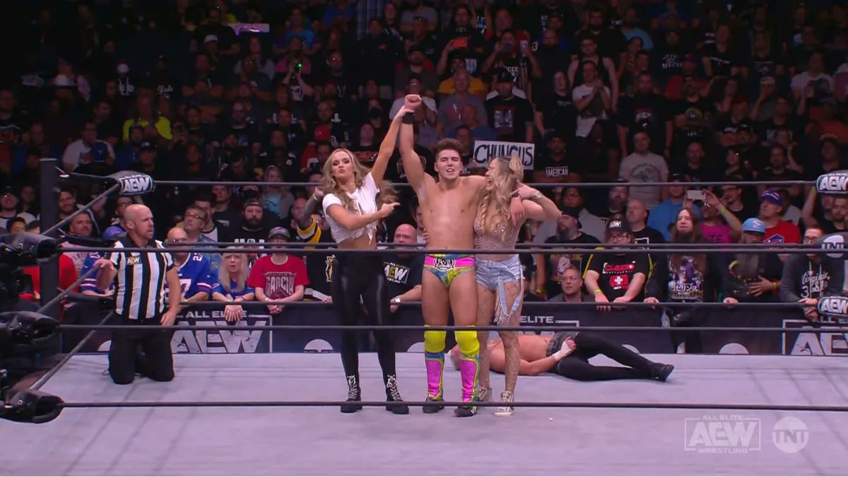 Sammy Guevara festeja junto con Anna Jay y Tay Conti el vencer a Darby Allin en AEW Rampage (09/09/2022) / AEW