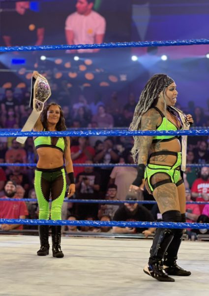 Katana Chance (Kacy Catanzaro) y Kayden Carter retienen el Campeonato Femenil de Parejas NXT ante Nikki ASH y Doudrop en NXT World's Collide 2022 (04/09/2022) / WWE / Twitter.com/iLLiteFotos