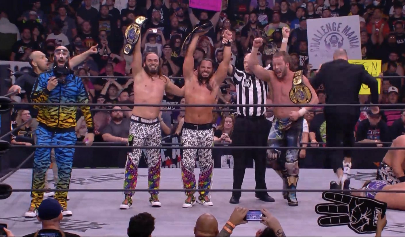 Matt Jackson y Nick Jackson (The Young Bucks) y Kenny Omega se convierten en los primeros Campeones Mundiales de Tríos AEW en el PPV All Out 2022 (04/09/2022) / AEW