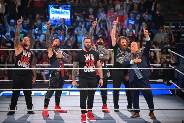 Roman Reigns y The Bloodline al completo