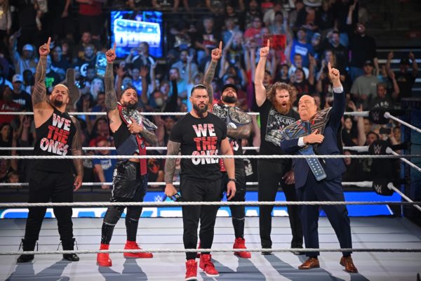 Roman Reigns y The Bloodline al completo