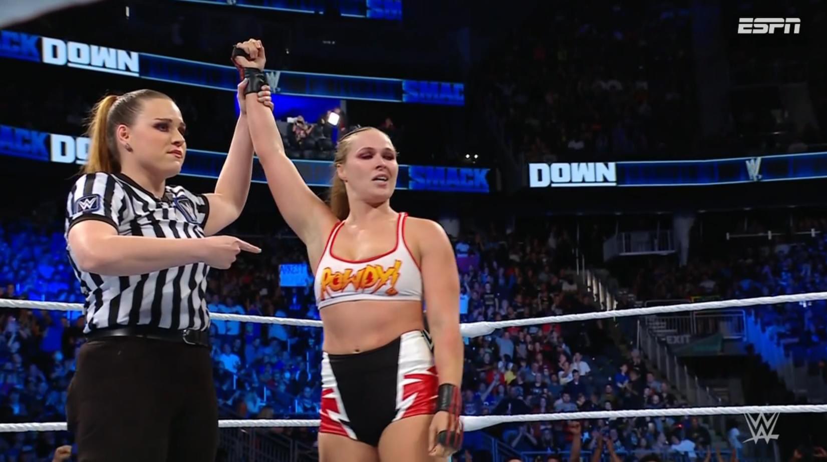 La réferi Jessika Carr declara ganadora a Ronda Rousey en WWE SmackDown (09/09/2022) / WWE