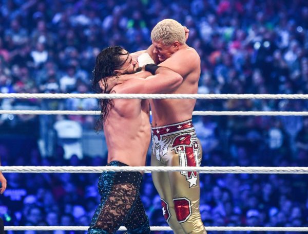 Cody Rhodes y Seth Rollins en WrestleMania 38