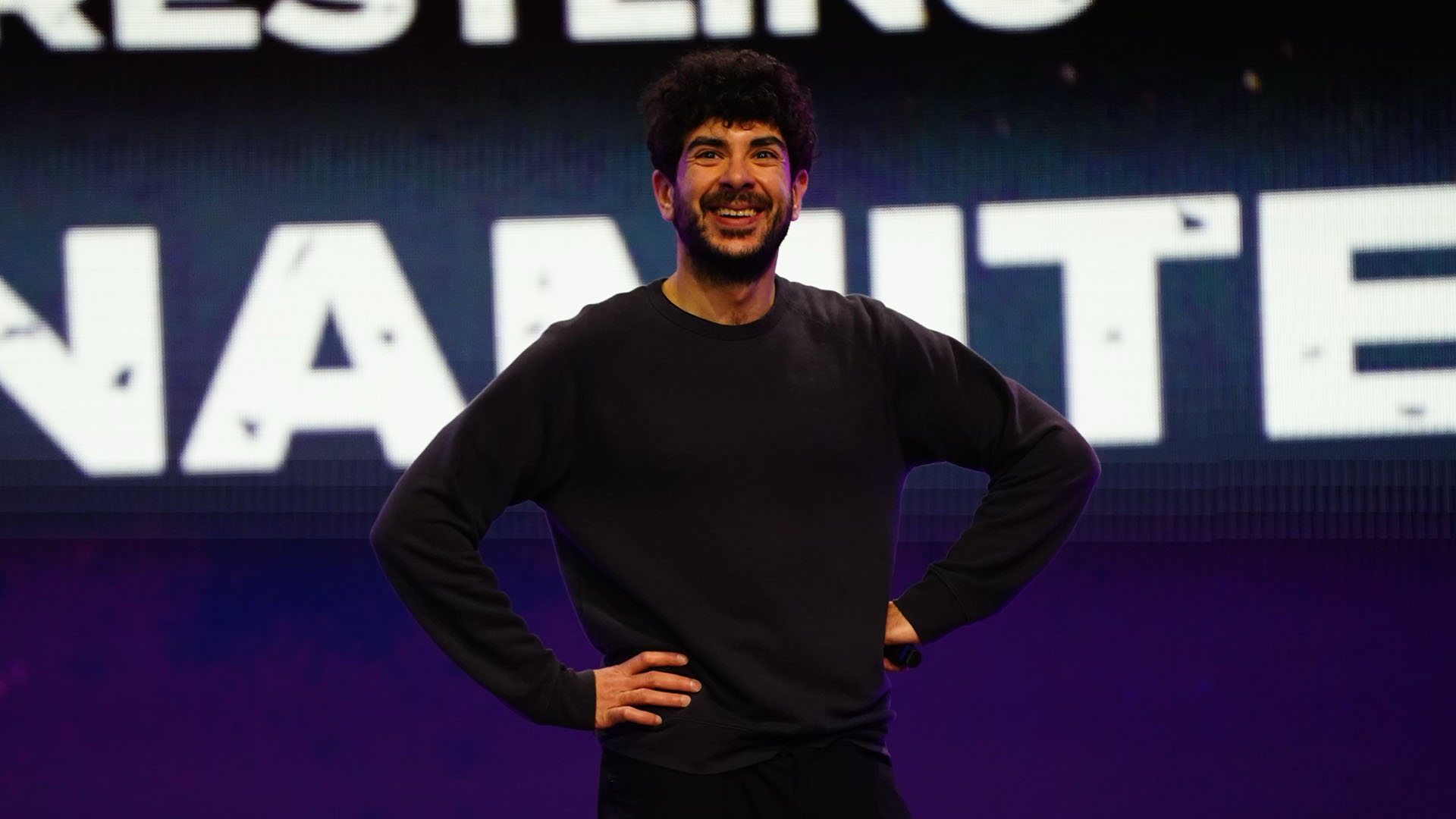 Tony Khan en AEW Dynamite Tony Khan en AEW Dynamite