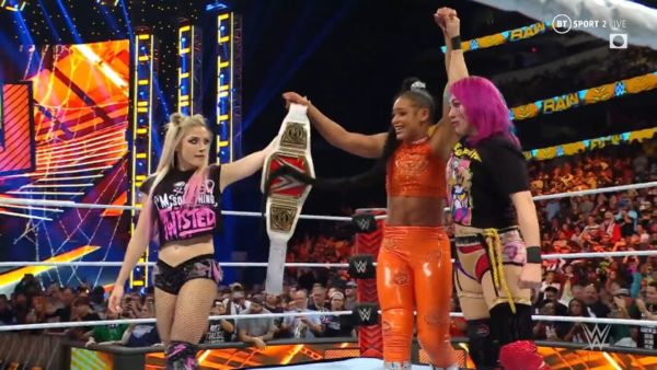 Bianca Belair junto a Alexa Bliss y Asuka en WWE RAW 31 de octubre 2022