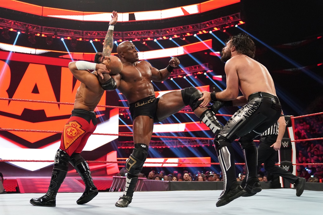 Bobby Lashley frente a Ricochet y Seth Rollins