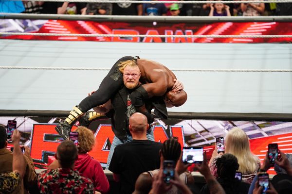 Brock Lesnar carga con Bobby Lashley