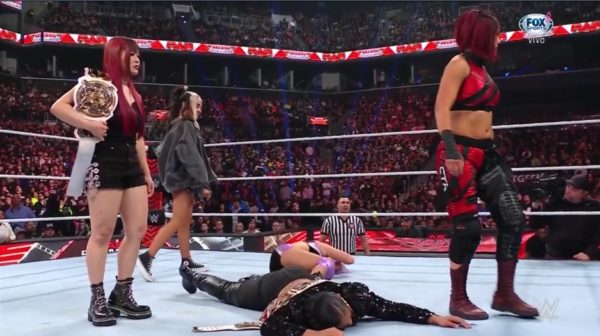 Damage CTRL Iyo Sky Dakota Kai y Bayley atacan a Candice LeRae y Bianca Belair en WWE Raw