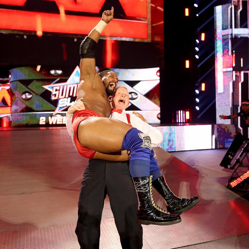 Darren Young y Bob Backlund festejan una victoria en WWE