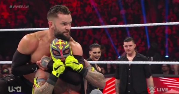 Finn Balor y Rey Mysterio WWE RAW 3 de octubre 2022