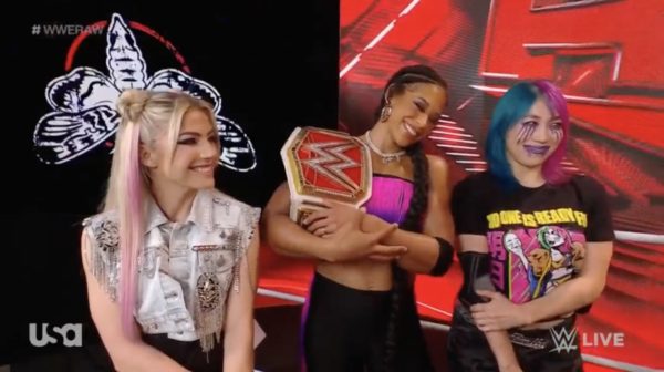 Alexa Bliss junto a Bianca Belair y Asuka en WWE RAW 28 de noviembre 2022