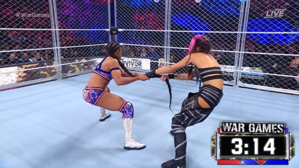 Bianca Belair y Dakota Kai en Survivor Series WarGames