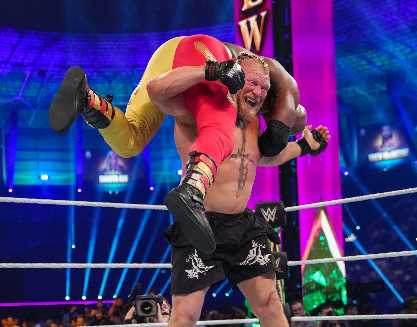 Brock Lesnar antes de realizar el F5 a Bobby Lashley Brock Lesnar antes de realizar el F5 a Bobby Lashley