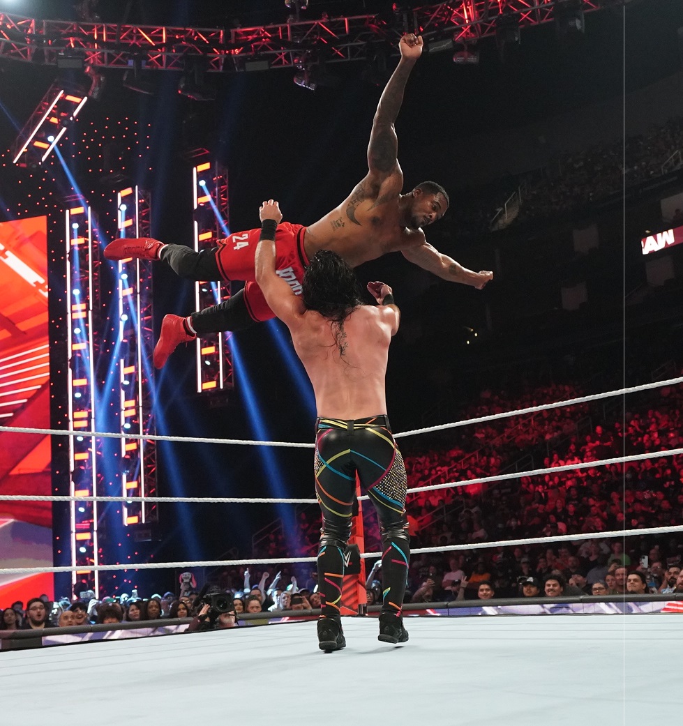 Montez Ford salta sobre Seth Rollins Montez Ford salta sobre Seth Rollins