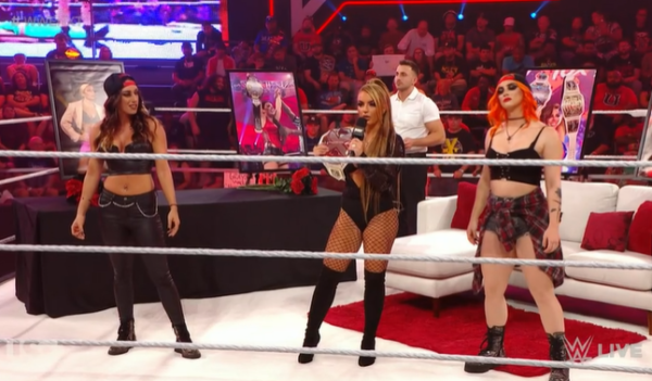 Toxic Attraction en WWE NXT 1 de noviembre 2022