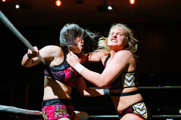 Miyu Yamashita y Millie McKenzie en Wrestle Queendom V de EVE