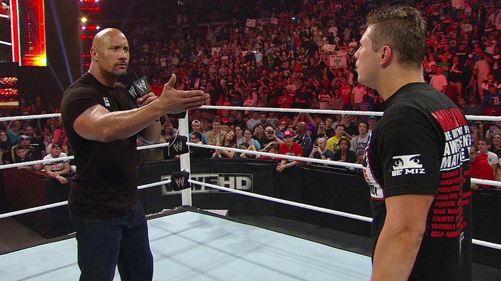 The Rock y The Miz cara a cara The Rock y The Miz cara a cara