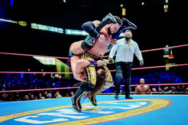 Rocky Romero y Volador Jr castigo