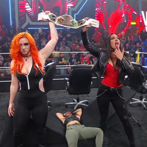 Toxic Attraction luego de atacar a Roxanne Perez en WWE NXT Toxic Attraction luego de atacar a Roxanne Perez en WWE NXT