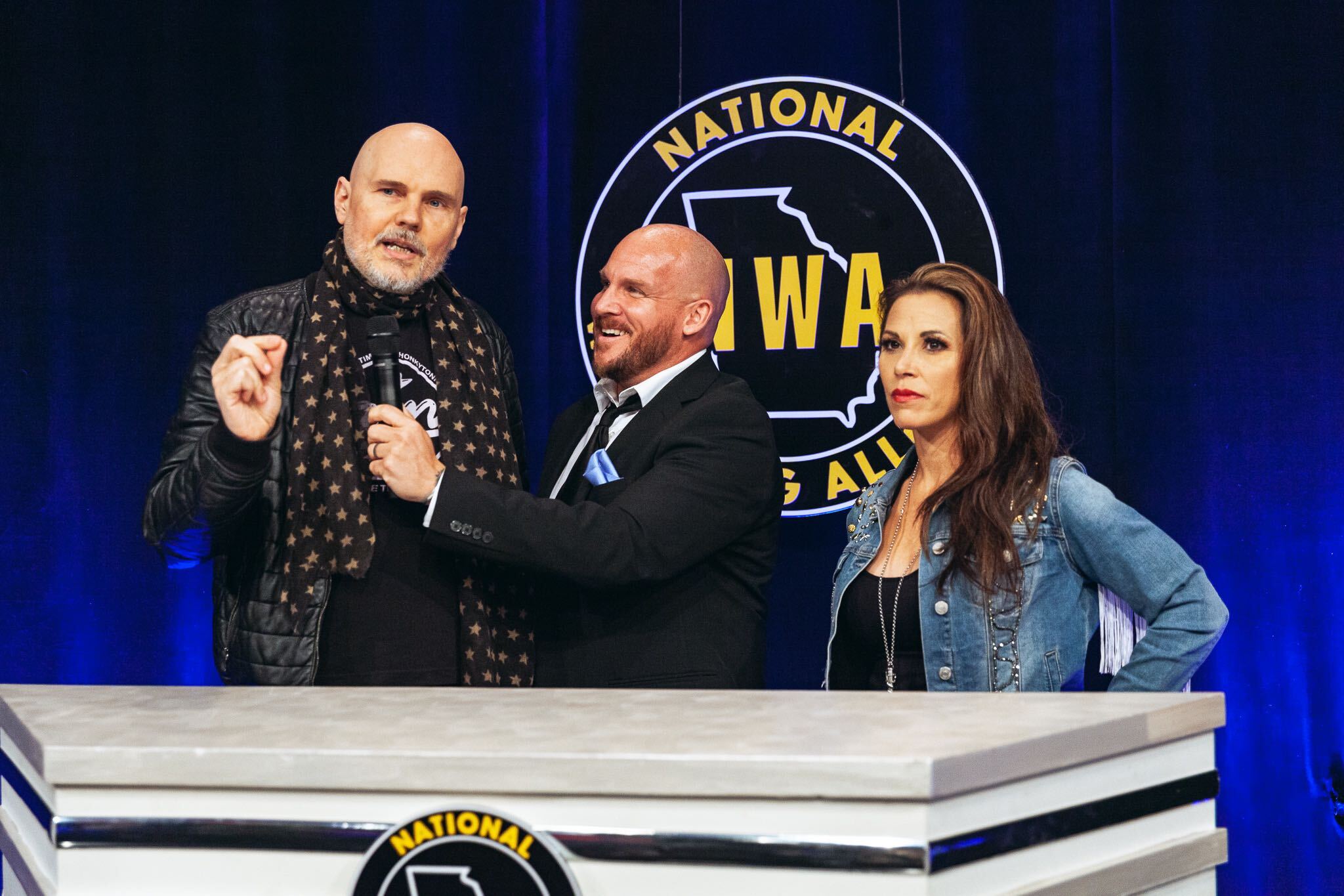 Billy Corgan con Mickie James en NWA Powerrr