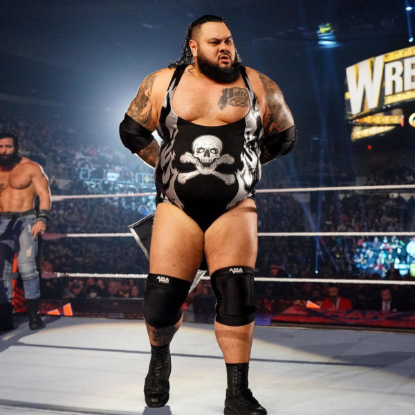 Bronson Reed antes de una lucha con Elias en WWE Raw