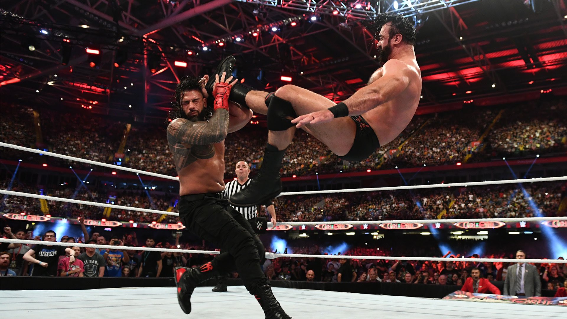 Drew McIntyre aplica la Claymore a Roman Reigns en Clash at the Castle