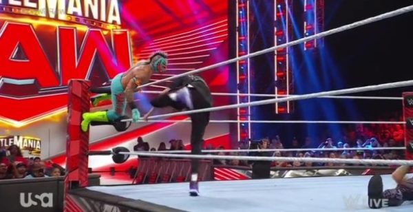 Rey y Dominik Mysterio en WWE RAW 27 de marzo 2023