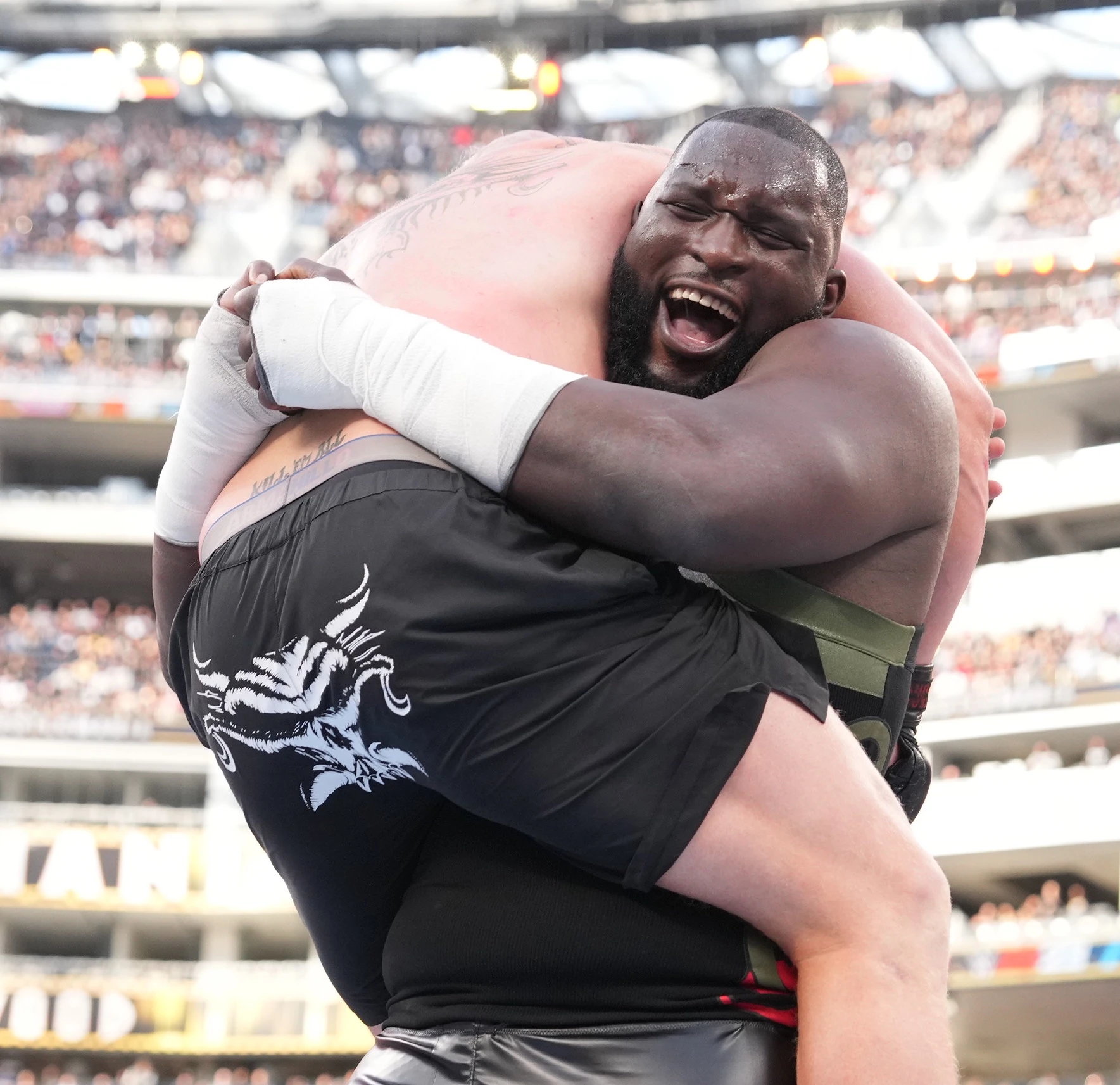 Omos ataca con abrazo de oso a Brock Lesnar en WrestleMania 39