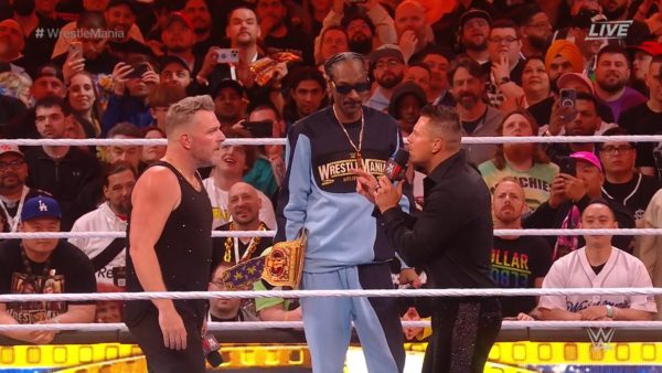 Pat McAfee y The Miz en WrestleMania 39
